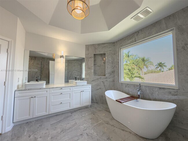 Building Photo - 2556 Jardin Manor
