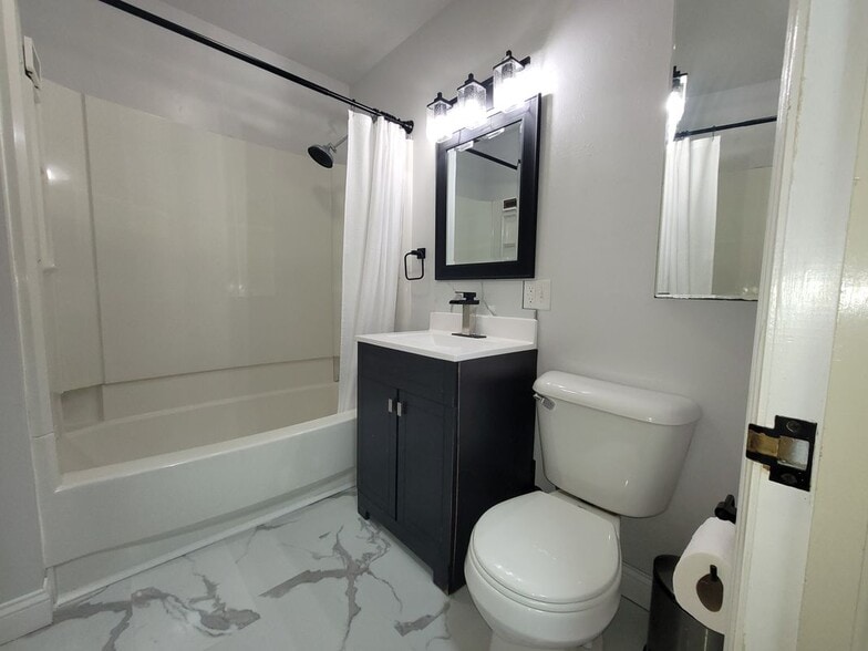 Building Photo - 1731 Deckner Ave