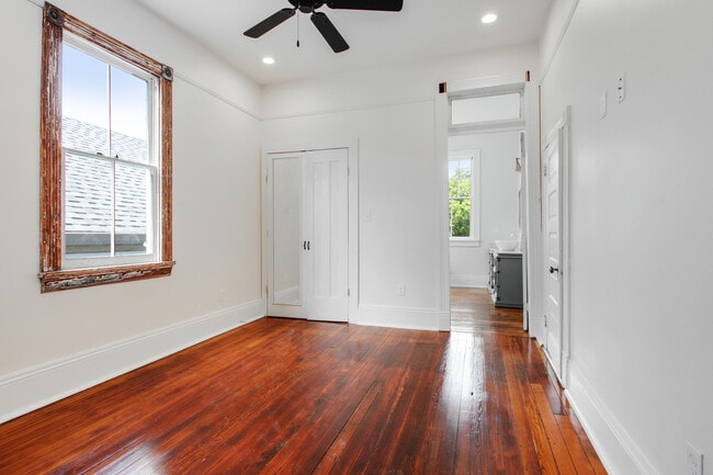 Building Photo - 3025 Banks- left