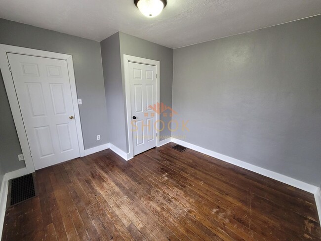 Building Photo - CENTRALLY LOCATED 3 BR HOME