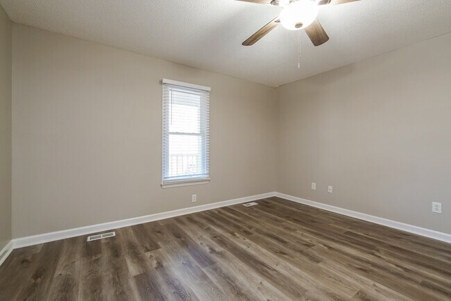 Building Photo - 3007 Brittany Dr