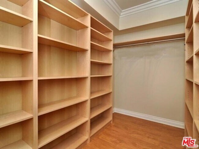 Building Photo - 5354 Lindley Ave