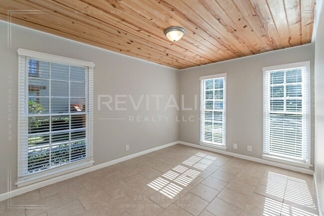 Building Photo - Charming 2/1.5 Apartment in Midtown!