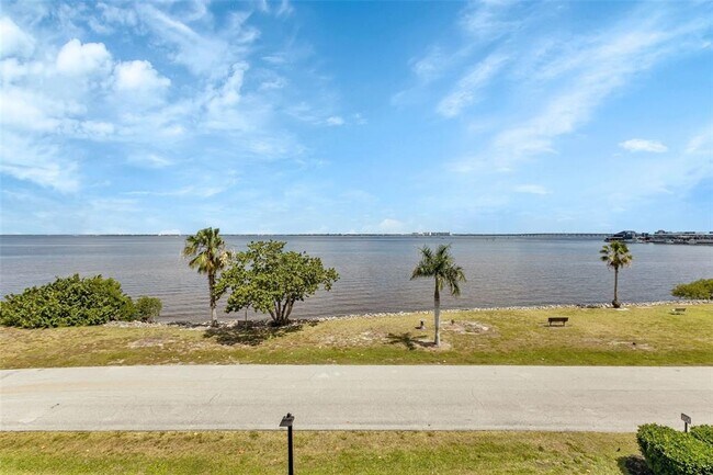 Building Photo - 1500 Park Beach Cir