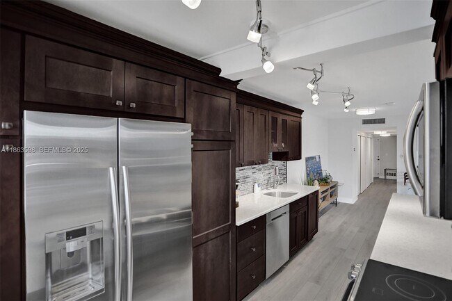 Building Photo - 1160 Hillsboro Mile