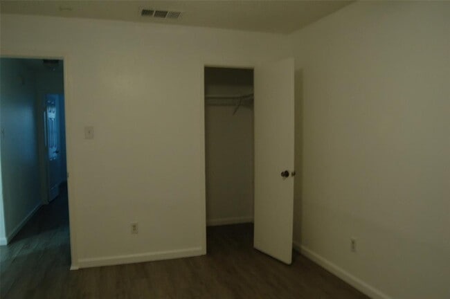 Building Photo - 1428 W Braker Ln