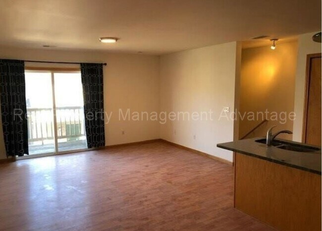 Building Photo - Spacious 2 Bed Condo with Attached Garage