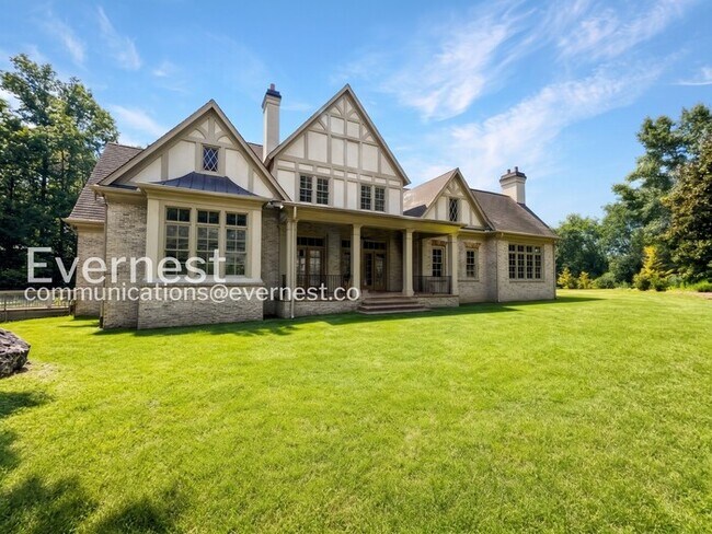 Building Photo - Spacious 7 Bed/8 Bath Home with Garage / Pet-Friendly / Available Now!