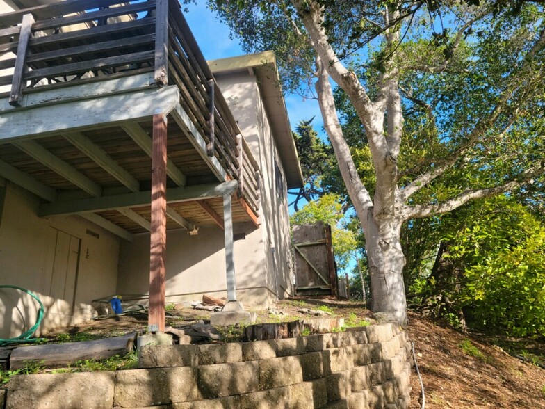 Balcony over looking Spacious Grounds - 3256 Martin Rd