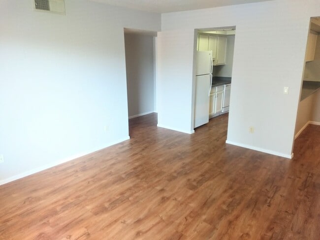 Building Photo - Spacious Two Bedroom Two Bathroom Condo