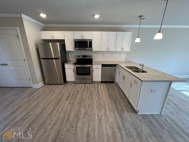 Building Photo - 250 Holly St