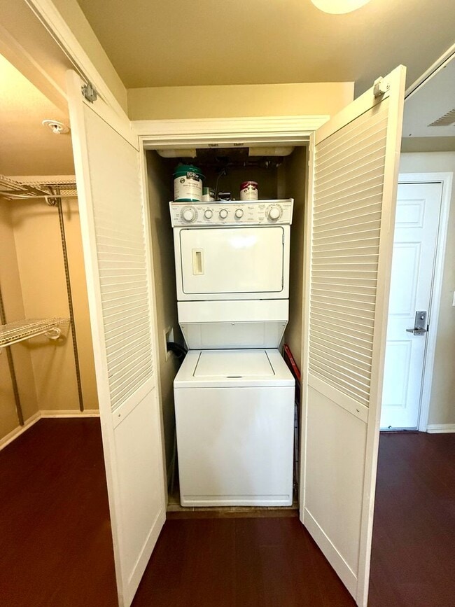 Building Photo - Spacious Bankers Hill Studio | In-Unit Laundry | A/C | Fireplace | Pool & Gym | 6-Month Lease