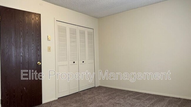 Building Photo - 25 Royal Crest Dr
