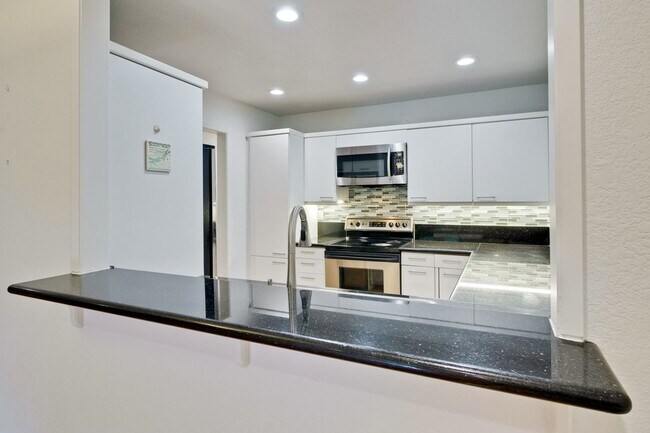 Building Photo - 2-Suite Townhome in Whisman Station Area | Easy Access to 101/237/85