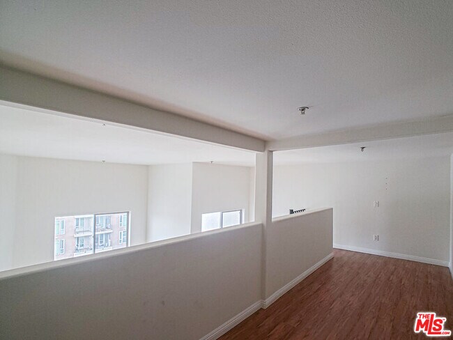 Building Photo - 1042 S Kingsley Dr