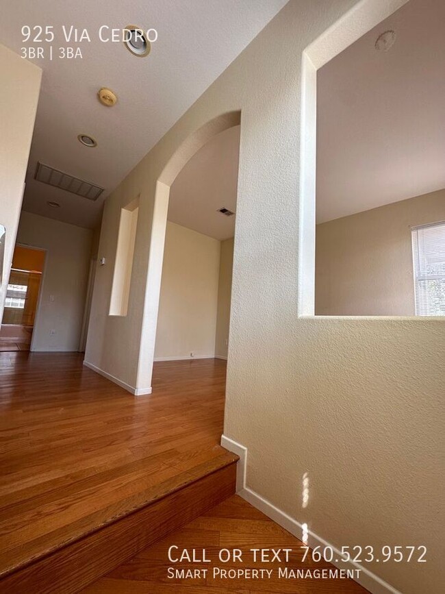 Building Photo - Beautiful Chula Vista 3bed+1 Loft, 2.5 bat...