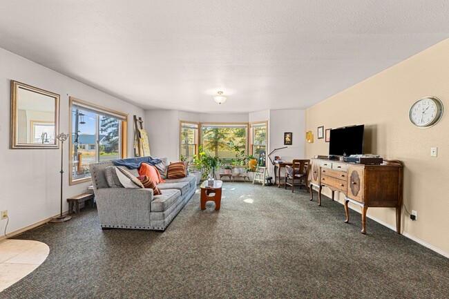 Building Photo - 1005 N 3rd St E