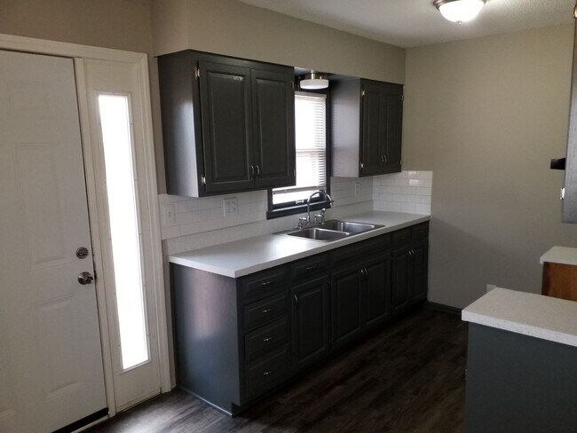 Building Photo - AVAILABLE NOW! Liberty Home 3 Bed 2 Bath 2...