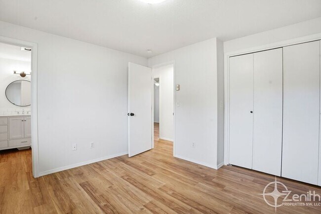 Building Photo - 13801 NE 40th St