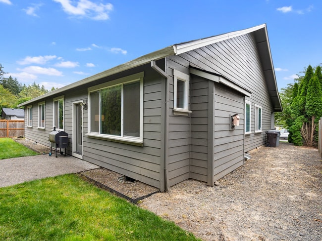 Building Photo - 1442 NE 18th Pl