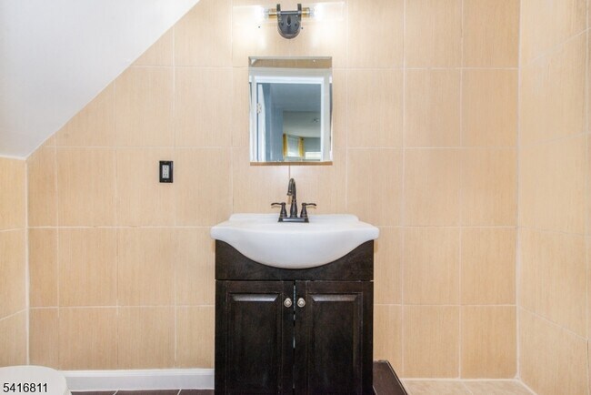 Building Photo - 59 Ellington St