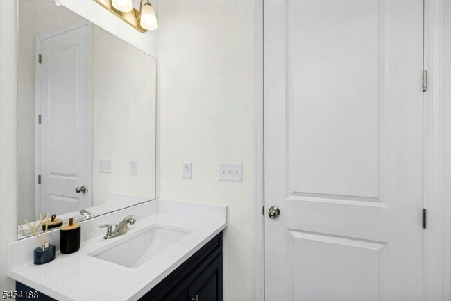 Building Photo - 62 Parkside Ln