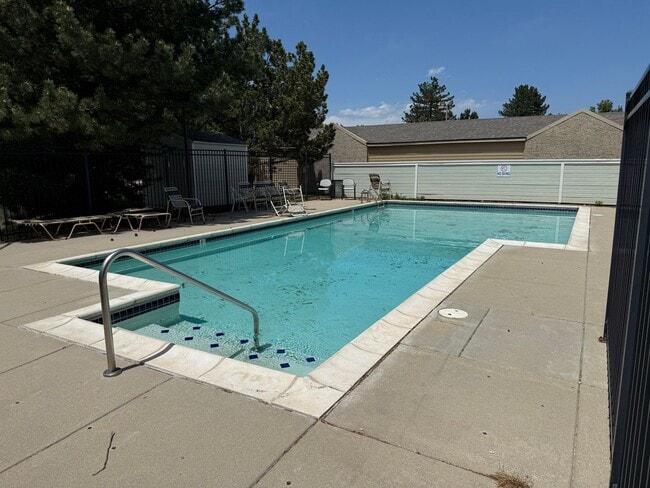 Building Photo - Chic & Spacious East Boulder Condo Just St...