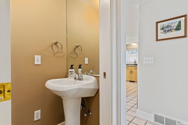 Building Photo - Huge Jordan Canal Rd Home on Half Acre Pro...
