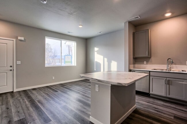 Building Photo - Beautiful Townhome For Lease