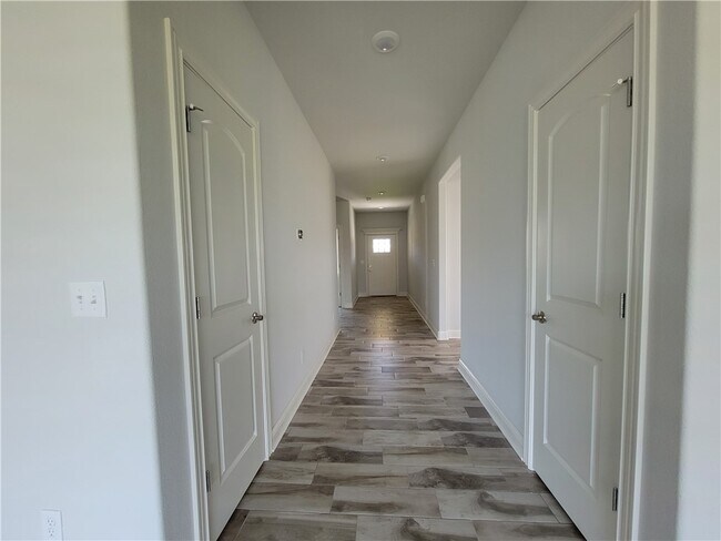 Building Photo - 1041 E Skyline Lp