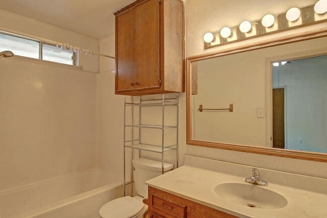 Building Photo - 11401 Woodway Creek Dr