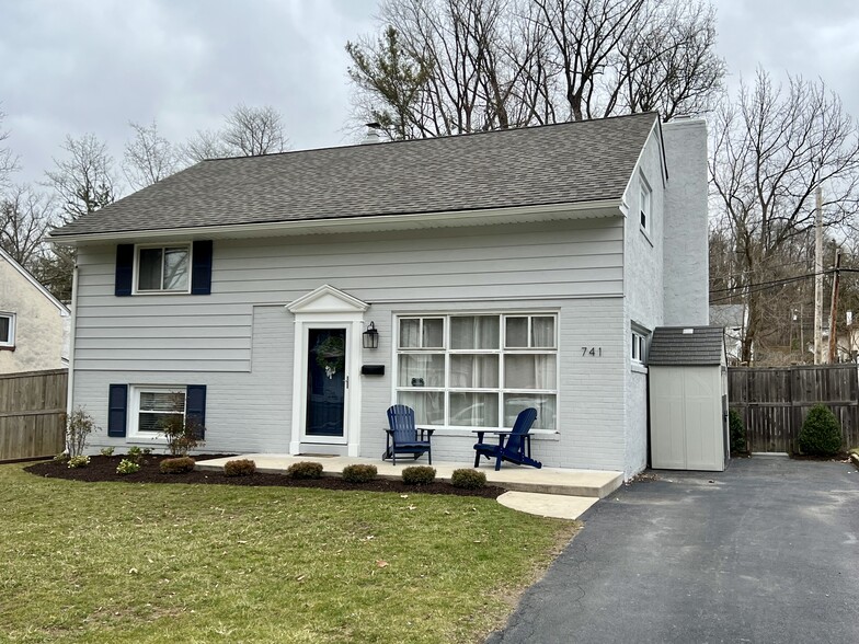 Front - 741 Marshall Dr
