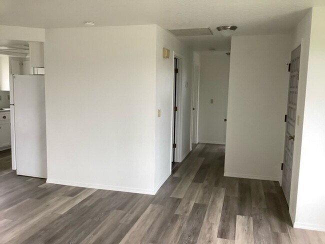 Building Photo - 2109