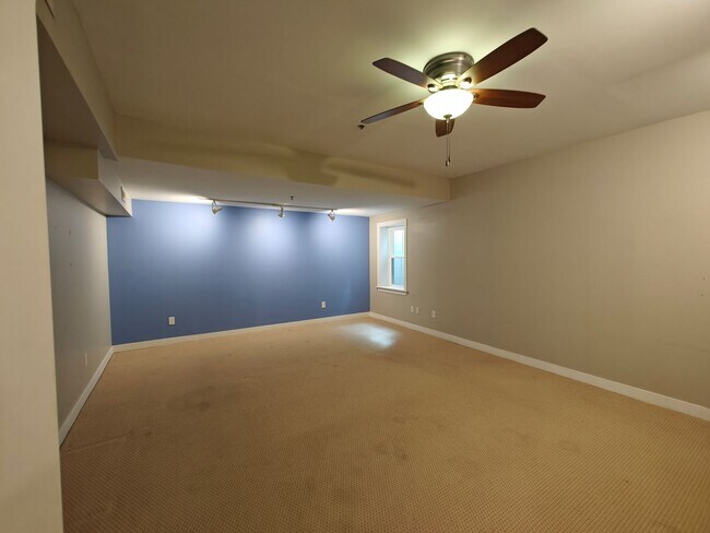 Building Photo - Large 2 bedroom one level condo on first f...