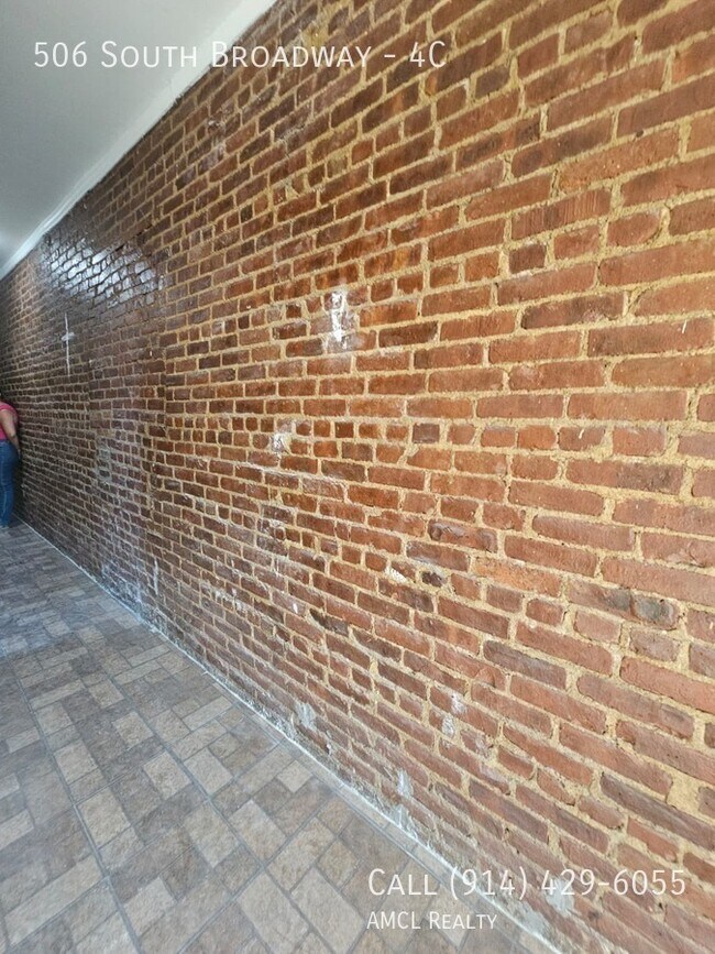 Building Photo - 506 S Broadway