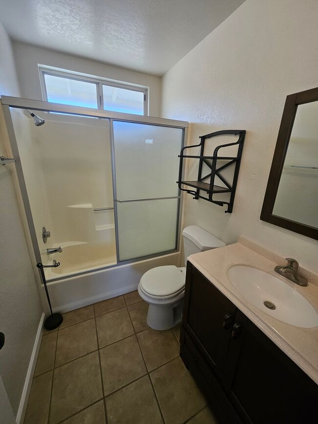 Building Photo - 3 Bedroom Home Located in Mohave Highlands