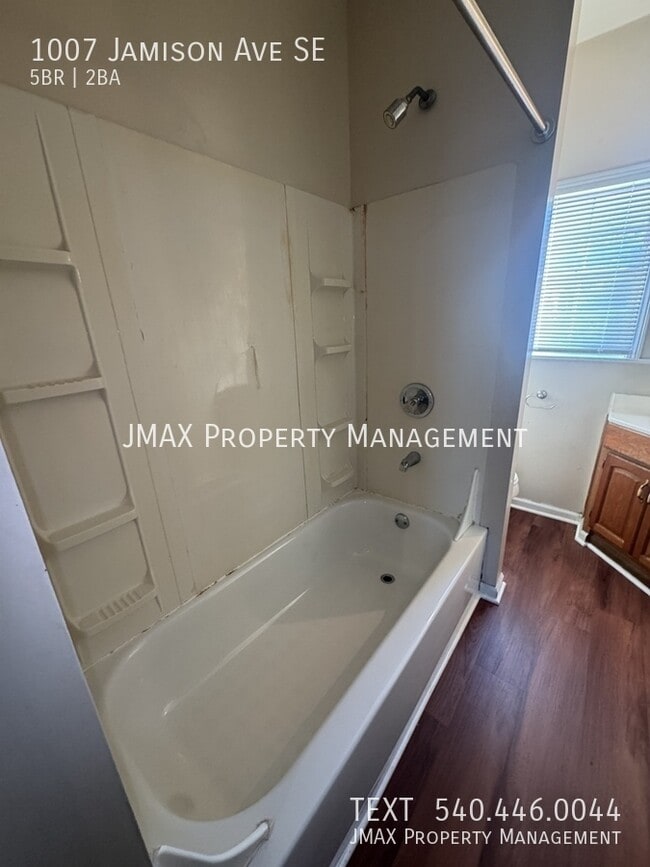 Building Photo - 1007 Jamison Ave SE