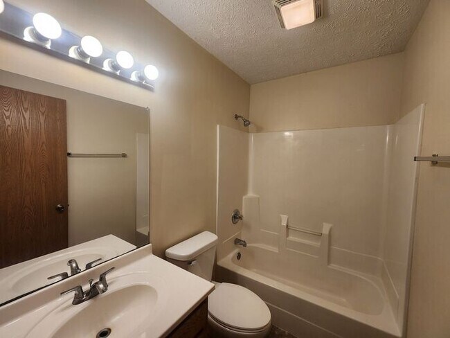 Building Photo - Enjoy comfortable living in this spacious all-electric home