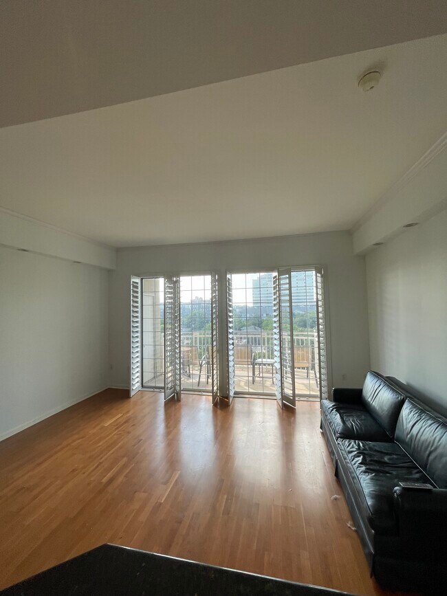 Building Photo - 3225 Turtle Creek Blvd Blvd