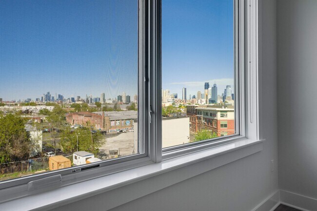 Building Photo - 658 Grand St