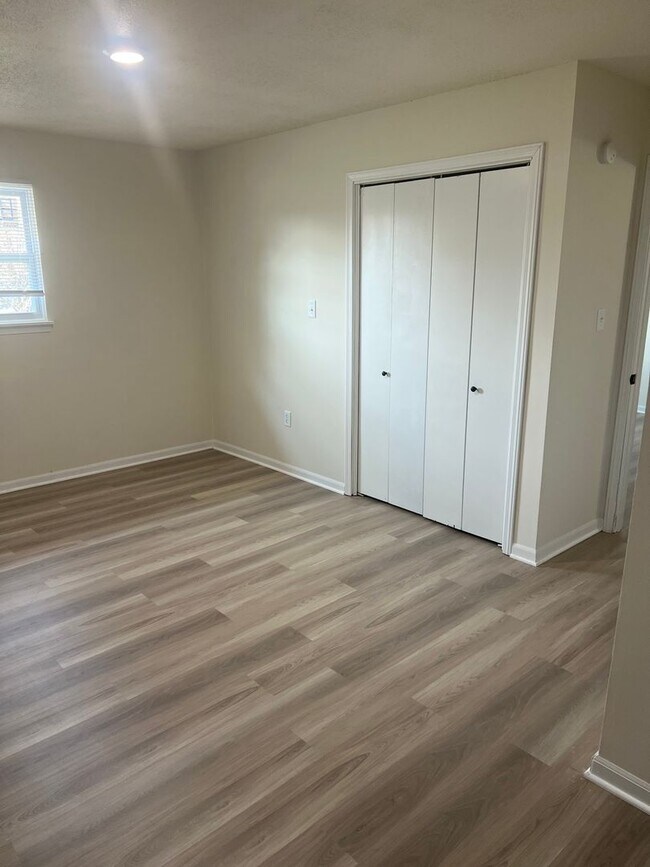 Building Photo - 758-760 Southampton Dr