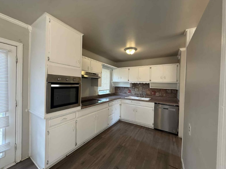 Building Photo - 5107 S Bonham St