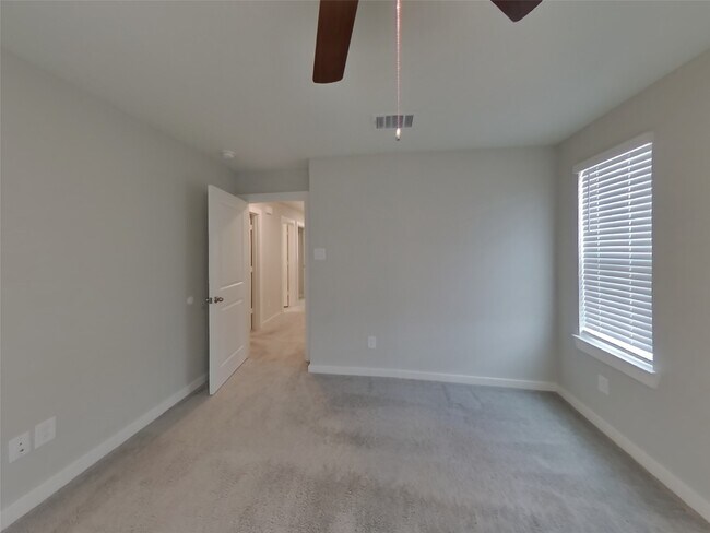 Building Photo - 9835 Willow Creek Commerce Dr