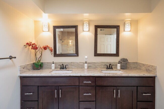 Building Photo - Family-Friendly Oasis in North Palm Springs