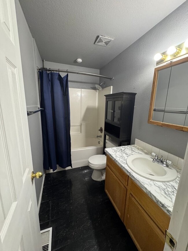 Building Photo - Willowbrook Home 3 Bedroom