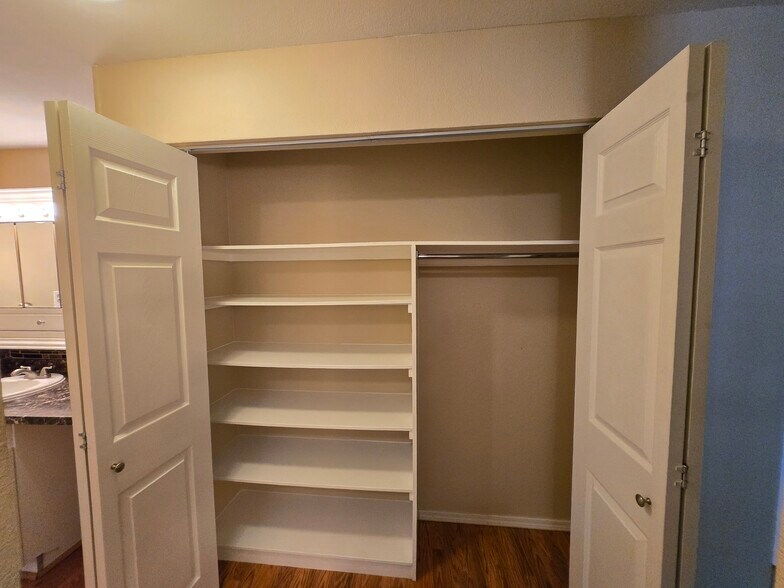 Building Photo - 2325 S Linden Ct