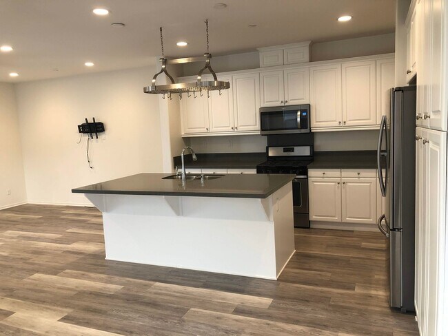 Building Photo - Beautiful 4 Bed 3 Bath Home In Harmony Gro...