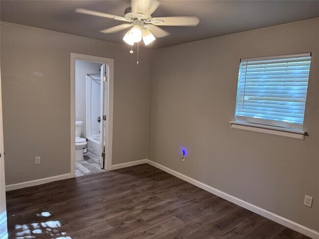 Building Photo - 901 Parmer Ave