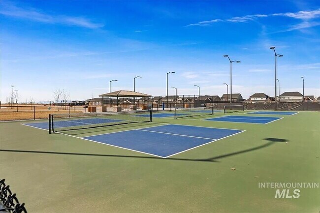 Building Photo - Functionality and convenience! Minutes from one of Meridian's most fantastic parks, with pools, p...