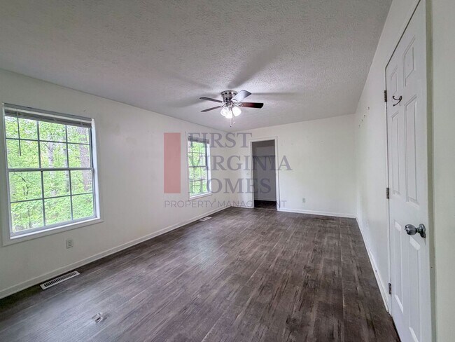 Building Photo - 2Bed/1 Bath Rental Lake Monticello